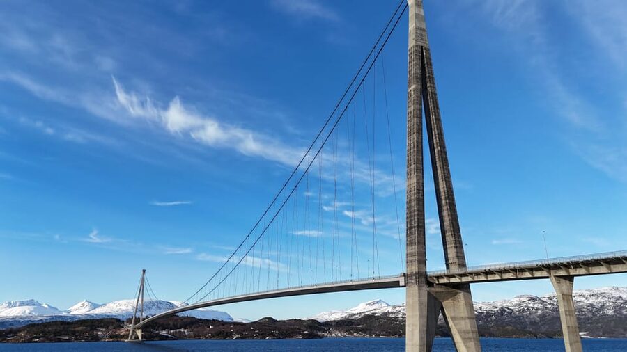 Abisko: Fjord Sightseeing and Photography Tour - Guide energy and Sami culture stories that add meaning