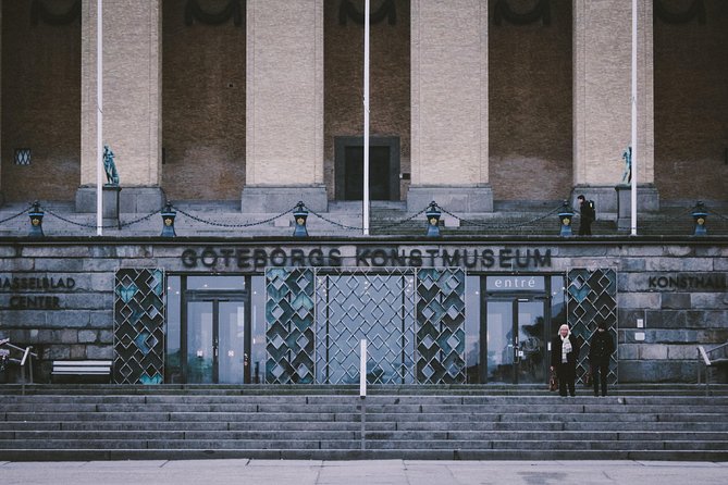 Explore Gothenburg in 60 minutes with a Local - Starting at Götaplatsen and the Poseidon Statue Photo Moment