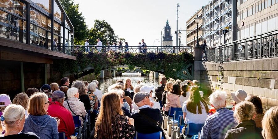 Gothenburg: City Canal Sightseeing Cruise - The guides in Swedish and English, plus humor that keeps you engaged