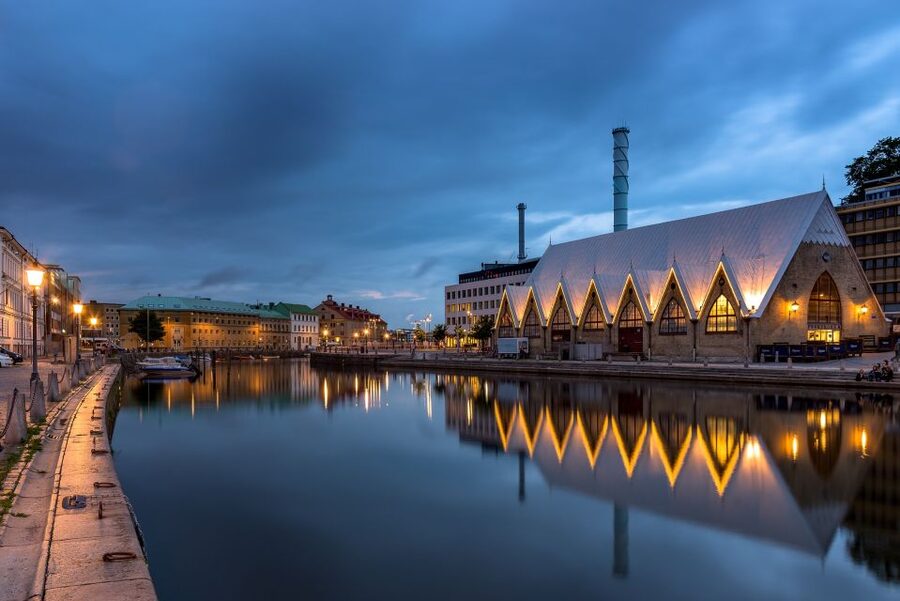 Gothenburg: Express Walk with a Local in 60 minutes - Starting at the Poseidon statue, and why the first 10 minutes matter