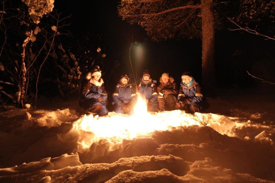 Kiruna: Build your own igloo overnight Tour - Breakfast in the Tipi, Then Time With 40 Dogs