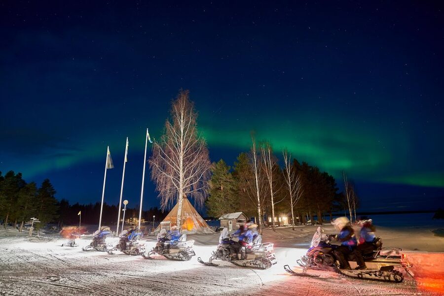 Luleå : Northern lights snowmobile tour - How the aurora hunt works, with guide talks and photo time