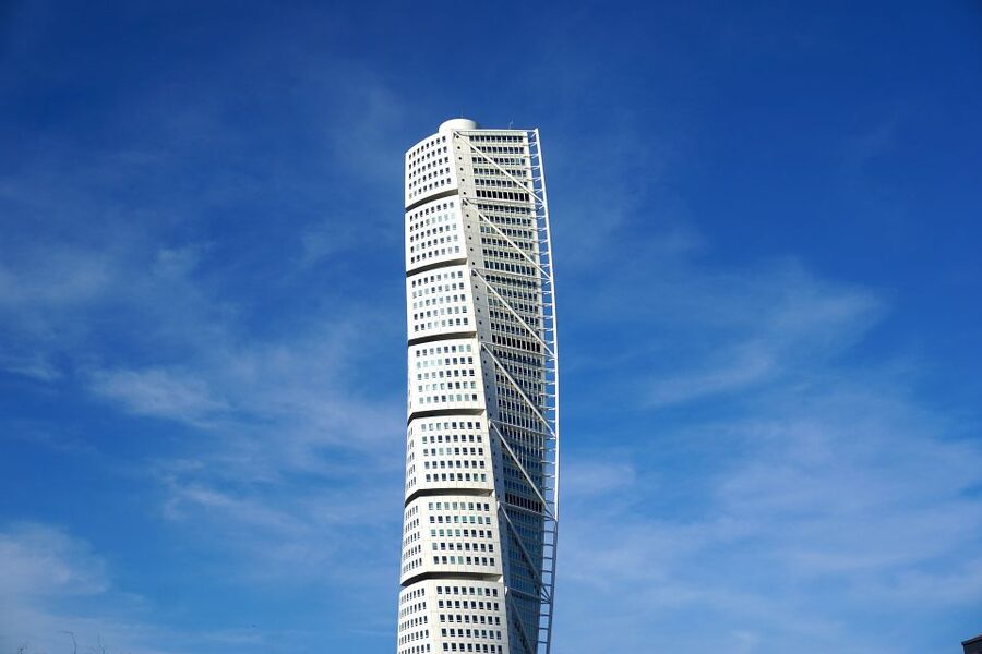 Malmö: Express Walk with a Local in 60 minutes - Squares, street life, and local hangouts