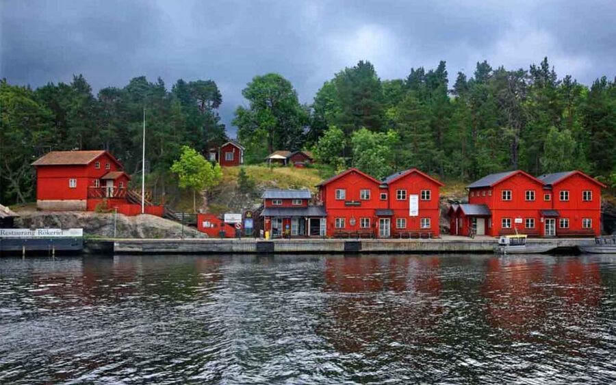 Stockholm: Archipelago Boat Tour - Fjäderholmarna: the island area everyone recognizes