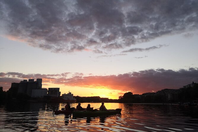 Stockholm Evening Kayak with BBQ - Small Group - Stop 3 around Hornstull and Langholmen: the BBQ break on the beach