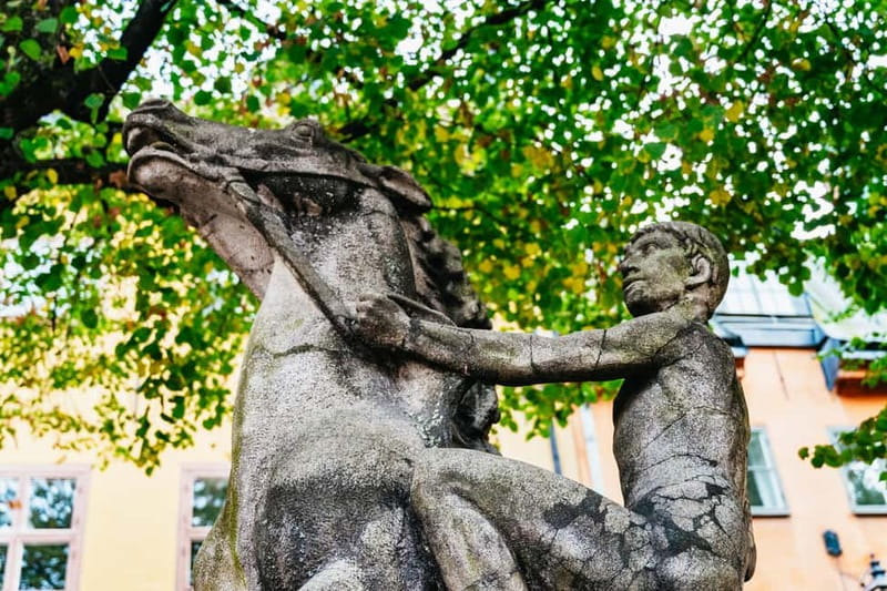 Stockholm: Ghost Walk and Historical Tour - The guides make it: humor, character work, and pacing