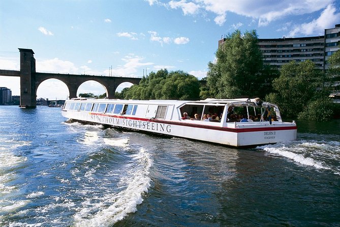 Stockholm: Highlights Boat Tour - A 135-minute boat loop that links the Baltic and Mälaren