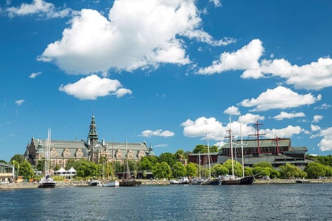 Stockholm: Highlights Boat Tour - Under bridges and through the lock: the wow moments that change the angle