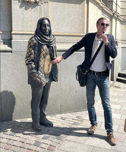 Stockholm: Modern City Walking Tour with Local Guide - Group size, listening, and how to get the most from a public tour