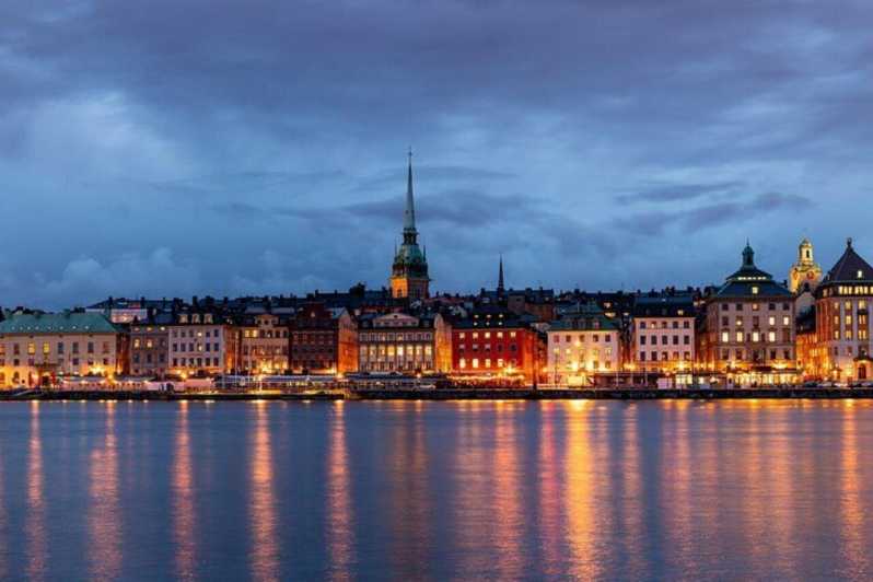 Stockholm: Must-See Attractions Walking Tour with a Guide - Royal Palace and the St George Statue, Royal Power Meets Legend