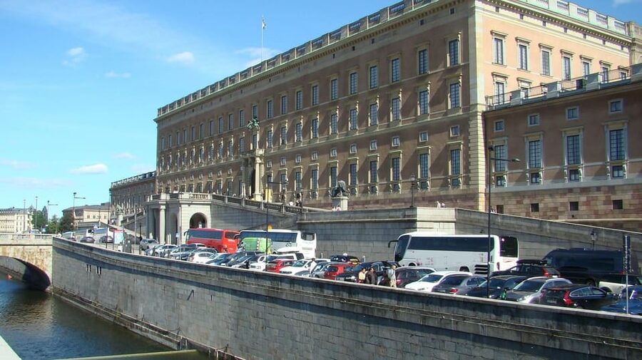 Stockholm: Old Town Walking Tour and the Vasa Museum - Gamla Stan walking time: cobblestones, rune stones, and Royal Palace views