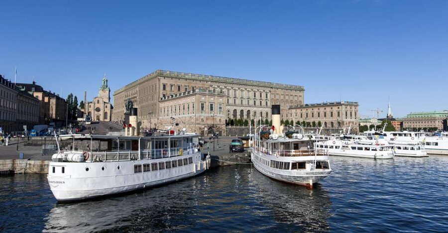 Stockholm: Old Town Walking Tour w/ Vasa Museum & Boat Ride - Meeting your guide, then stepping into Stockholm’s Old Town