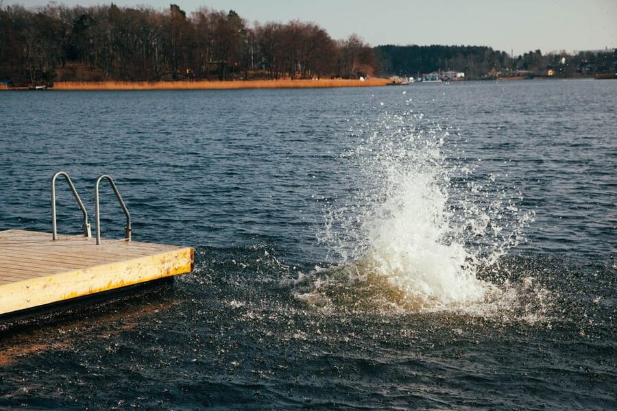 Stockholm: Traditional Sauna & Polar Plunge in Baltic Sea - The polar plunge in the Baltic Sea, winter vs summer