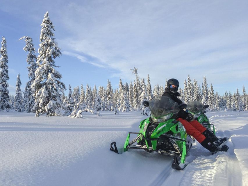 Wilderness Tour with Snowmobile & Ice Fishing - The snowmobile training: what you learn before you turn the key