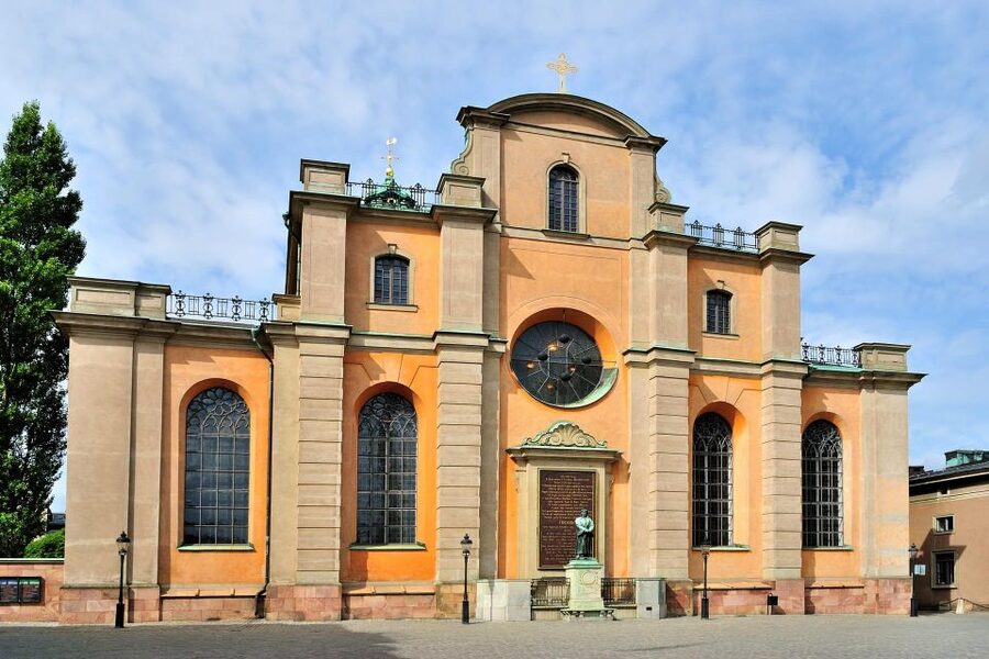 World War II Stockholm Old Town Walking Tour and Army Museum - War Monuments and Holocaust Memory: Walking the Remembrance Path